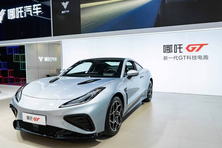 广州319哪吒汽车在智能汽车领域的表现，领途汽车在新能源汽车市场中的影响力